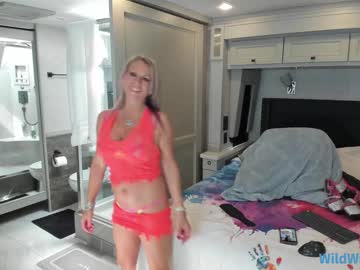 wildwifebarbie's chat room