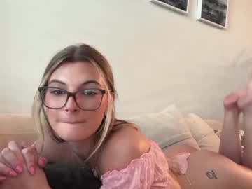 therosiecheeks's chat room