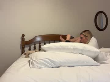 ellalowe's chat room