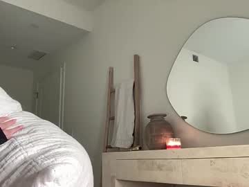 poutyselena's chat room