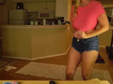 summerishotter's chat room