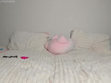 xlunaskye's chat room