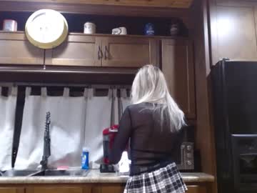 ellalowe's chat room