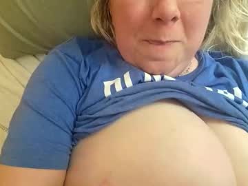 massivetitsmasie's chat room