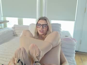 ellalowe's chat room