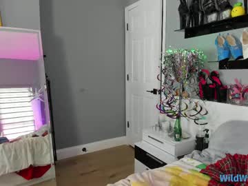 wildwifebarbie's chat room