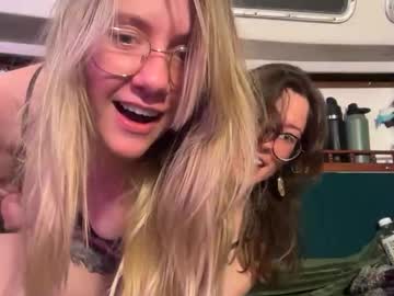 2girls1boat's chat room