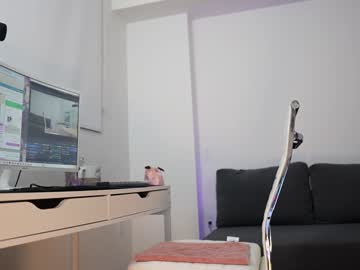 ashley_benson1's chat room