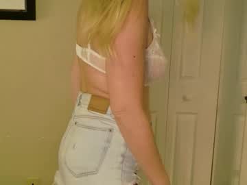 summerishotter's chat room