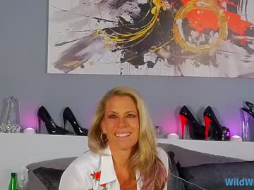 wildwifebarbie's chat room