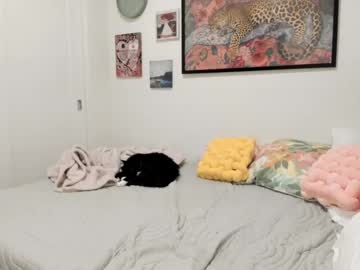 ariah_is_blonde's chat room