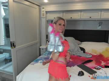 wildwifebarbie's chat room