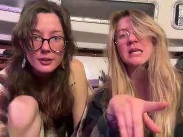 2girls1boat's chat room