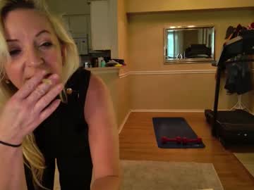 summerishotter's chat room