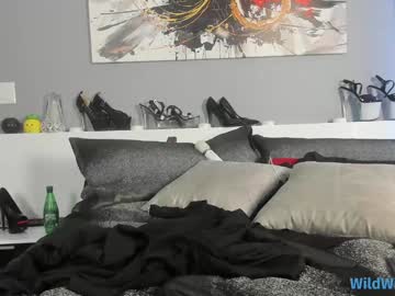 wildwifebarbie's chat room