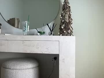 poutyselena's chat room