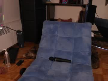 strawberryyfoxie's chat room