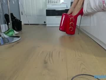 wildwifebarbie's chat room