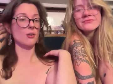 2girls1boat's chat room