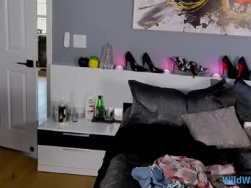 wildwifebarbie's chat room