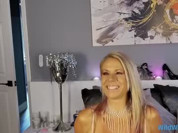 wildwifebarbie's chat room