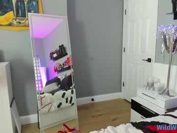 wildwifebarbie's chat room