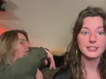 2girls1boat's chat room