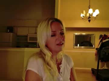 summerishotter's chat room